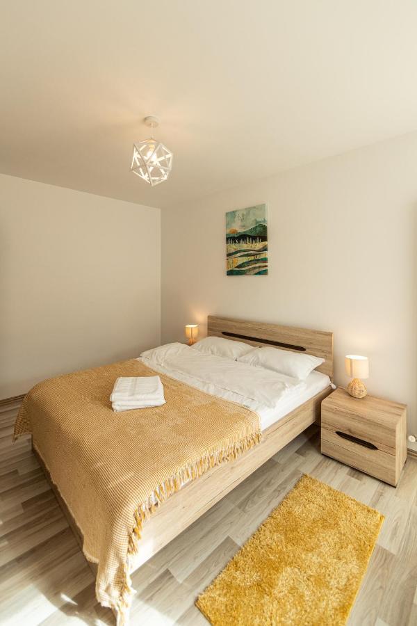 Citadel Apartament'S Risnov Bagian luar foto