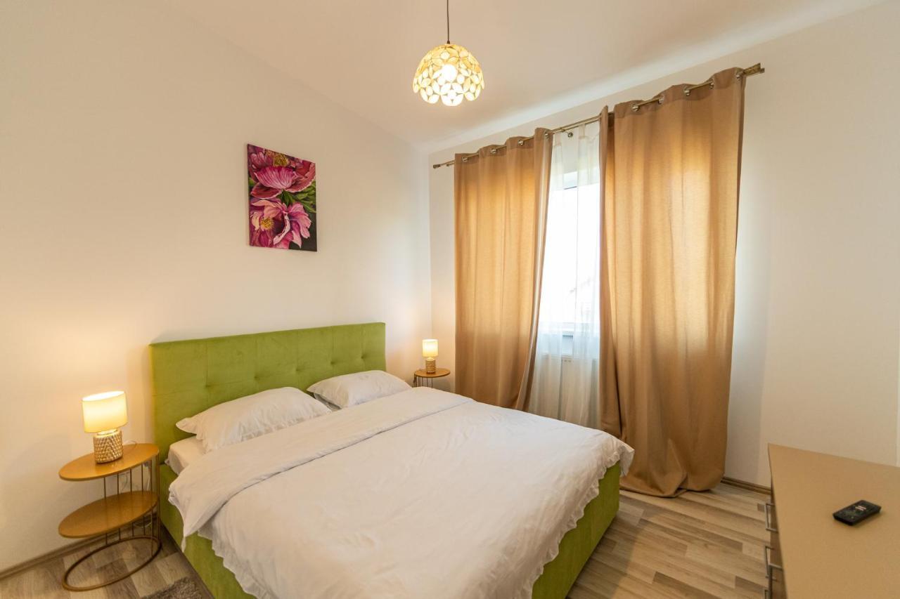 Citadel Apartament'S Risnov Bagian luar foto