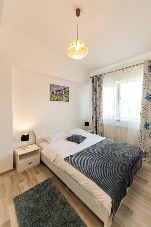 Citadel Apartament'S Risnov Bagian luar foto